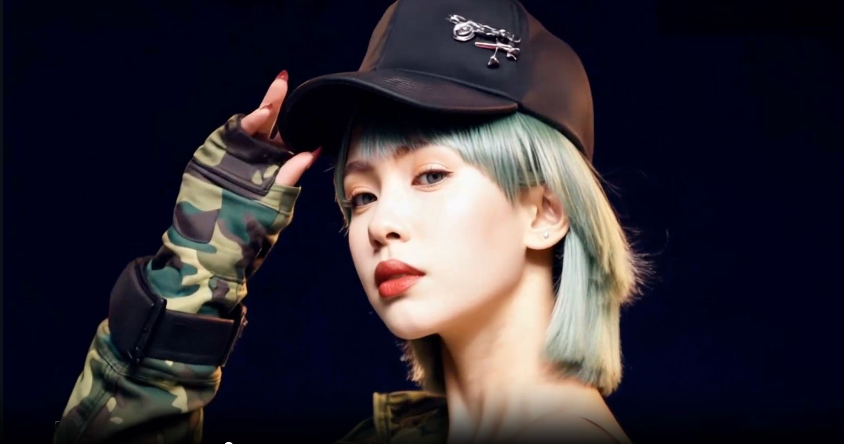 Vi